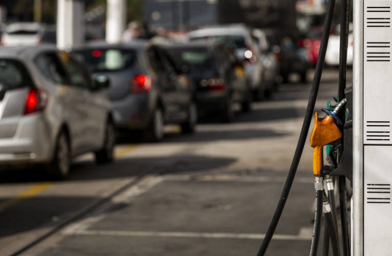 Nova gasolina se torna obrigatória em agosto e deve ser mais cara